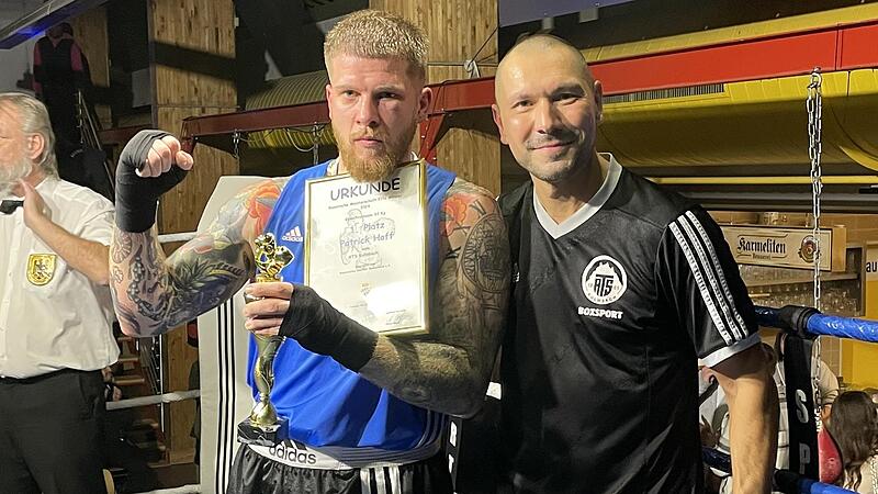 Patrick Hoff (links) freut sich mit seinem Trainer Alexander Maier &uuml;ber den bayerischen Boxtitel.