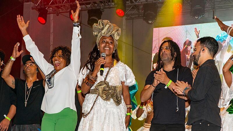 2018 trat Margareth Menezes (gr&uuml;ne Hose) beim Samba-Festival in Coburg auf. Neben ihr Nini Beyersdorf vom Veranstalter Sambaco.