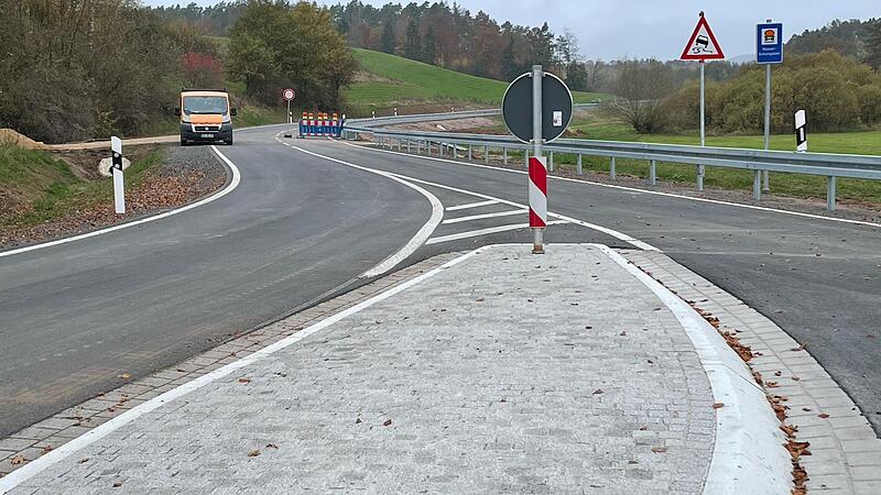 Schöner fahren im lauschigen Lautergrund: Die Einmündung der Staatsstraße 2281 aus Richtung Kirchlauter in die Kreisstraße Has 59 am Weiler Hasenmühle