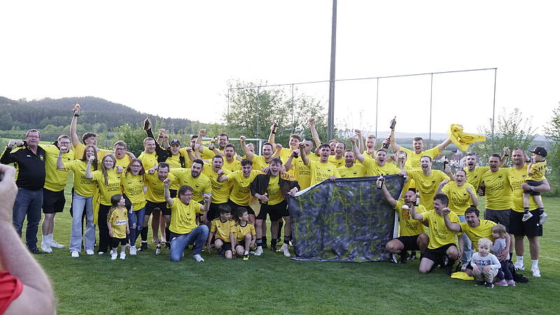 Der FC Adler Weidhausen feierte überwiegend zuhause - nur neun Spieler fuhren zum Erdinger Meister-Cup.