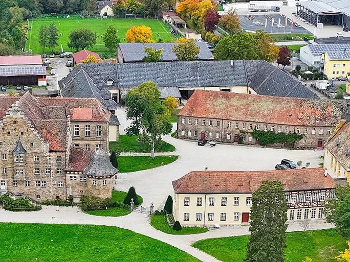 Aus der Perspektive eines Luftballons: Im Schlosshof in Eyrichshof geben sich 2026 unter freiem Himmel die Stars die altehrwürdige Klinke in die Hand.