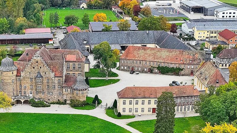 Aus der Perspektive eines Luftballons: Im Schlosshof in Eyrichshof geben sich 2026 unter freiem Himmel die Stars die altehrw&uuml;rdige Klinke in die Hand.