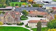 Aus der Perspektive eines Luftballons: Im Schlosshof in Eyrichshof geben sich 2026 unter freiem Himmel die Stars die altehrwürdige Klinke in die Hand.