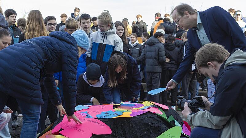 Der „Scherbenfluss-Hoffnungsweg“ verband historische Bildung, Kunst und Musik zu einem nachhaltigen Erlebnis für die Schulgemeinschaft. Am Ende lagen Hunderte bunte Symbole über dem schwarzen Objekt als Zeichen, dass Hoffnung, Menschlichkeit und Z...