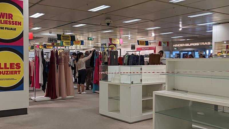 Die letzten Tage der Coburger Galeria-Filiale: Viel ist nicht mehr &uuml;brig, aber das Interesse hoch. 14. 6. 2023 Foto: Simone Bastian