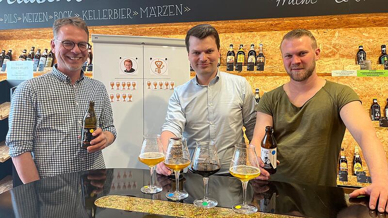 Der Erfinder der Biersommelierausbildung Axel Kiesbye (links) und der Gr&uuml;nder und Gesch&auml;ftsf&uuml;hrer der Bierothek Group Christian Klemenz haben gemeinsam den Bierobot entwickelt und ihn gegen Dario Stieren, Biersommelier und Store Manager der M&uuml;nchner Bierothek antreten lassen.