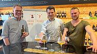 Der Erfinder der Biersommelierausbildung Axel Kiesbye (links) und der Gründer und Geschäftsführer der Bierothek Group Christian Klemenz haben gemeinsam den Bierobot entwickelt und ihn gegen Dario Stieren, Biersommelier und Store Manager der Münchner Bierothek antreten lassen.