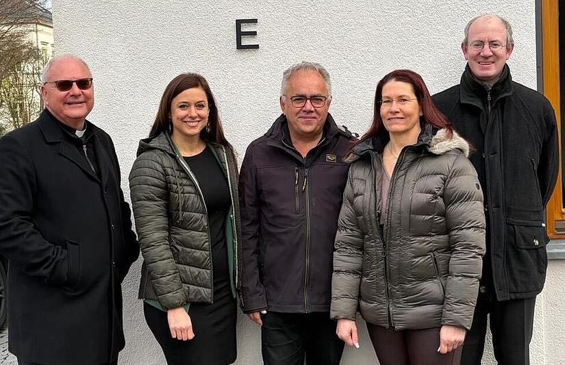 Alter und neue Verwalter vor der Begegnungsstätte St. Hildegund (v.r.): Jörg Nährig, Anja Hübschmann, Alois Plätzer, Martina Löhr und Stadtpfarrer Kilian Kemmer. Alter und neue Verwalter vor der Begegnungsstätte St. Hildegund (v.r.): Jörg Nährig, Anja Hübschmann, Alois Plätzer, Martina Löhr und Stadtpfarrer Kilian Kemmer.