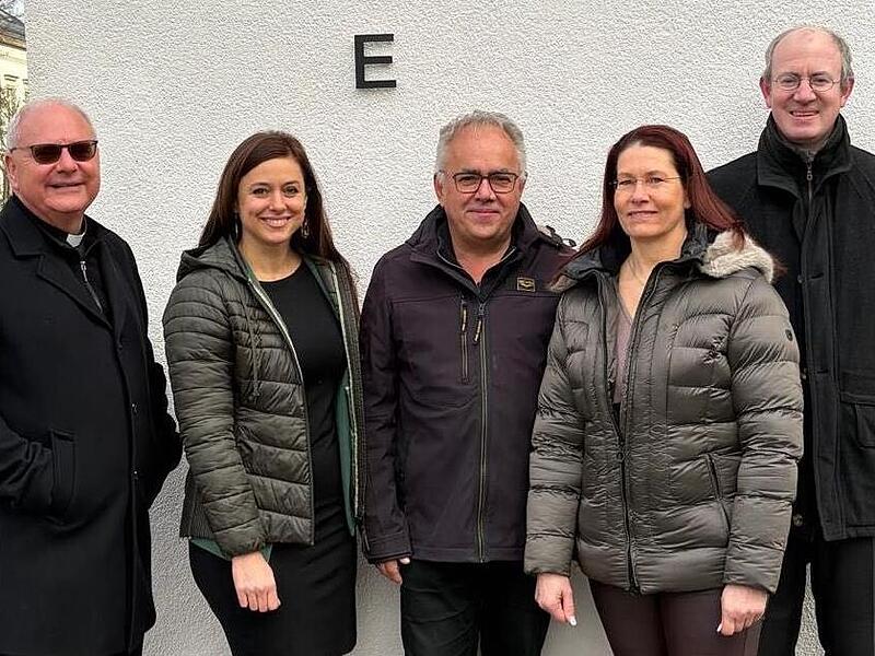 Alter und neue Verwalter vor der Begegnungsstätte St. Hildegund (v.r.): Jörg Nährig, Anja Hübschmann, Alois Plätzer, Martina Löhr und Stadtpfarrer Kilian Kemmer.