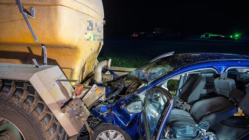 Auto kracht in Traktor-Gespann bei Oberhaid Auto kracht in Traktor-Gespann bei Oberhaid