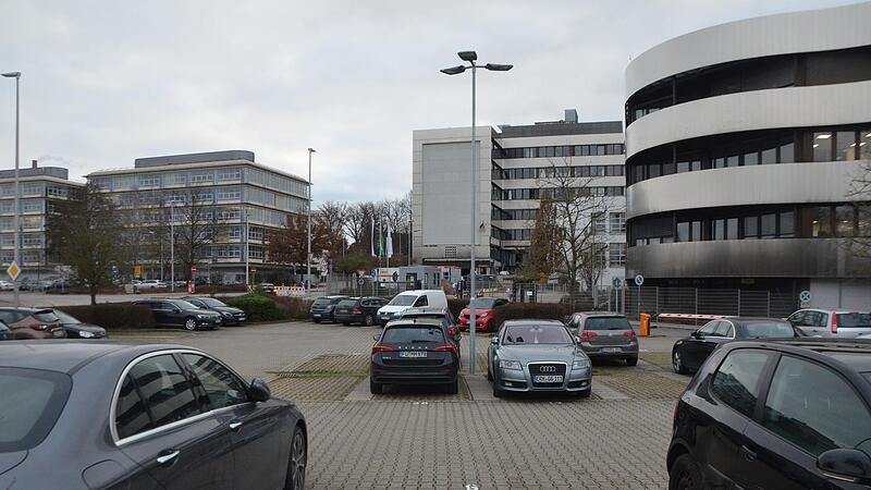 Der Komplex mit der geschwungenen Fassade (rechts) wurde saniert und bleibt erhalten, das Bürohaus im Hintergrund wird abgerissen. Eigentümer des alten Adidas-Areals ist Nachbar Schaeffler (links). Der Komplex mit der geschwungenen Fassade (rechts) wurde saniert und bleibt erhalten, das Bürohaus im Hintergrund wird abgerissen. Eigentümer des alten Adidas-Areals ist Nachbar Schaeffler (links).