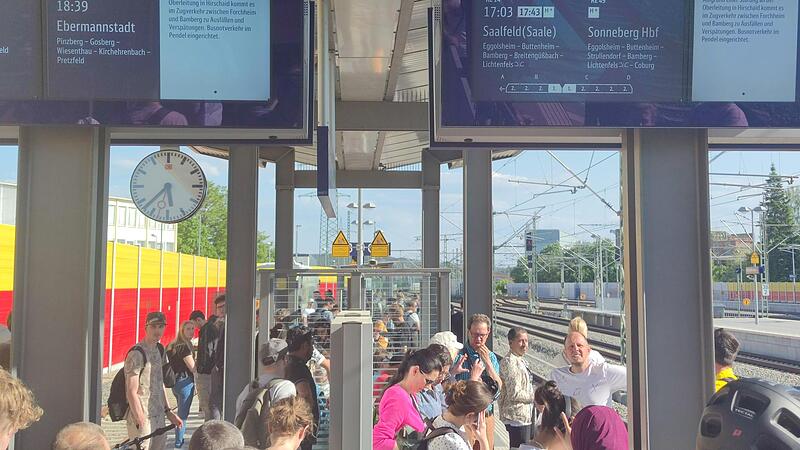 Zahlreiche Bahnreisende sind am Dienstagabend vor&uuml;bergehend in Forchheim gestrandet.Forchheim & Fr&auml;nkische Schweiz