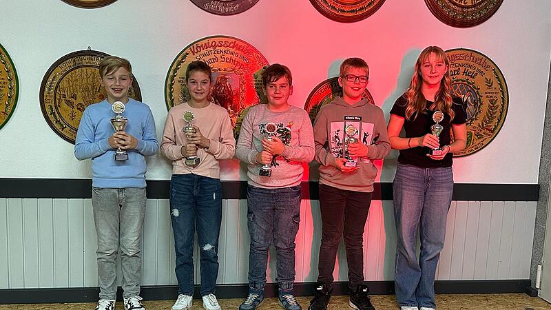Bei den Jugendlichen waren bei der Dorfmeisterschaft erfolgreich: (von links, in der Reihenfolge der Platzierung) Sieger Lorenz Nüchter, Lenya Martin, Matteo Karg, Felix Kopp und Lea Rienecker.