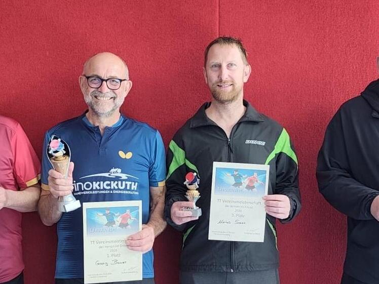 Dr. Georg Bauer (3.v.l.) sicherte sich nach spannenden Wettk&auml;mpfen den Titel des Vereinsmeisters. Herbert Korcek (links daneben) wurde Vizemeister, Marius Saar (4.v.l.) Dritter. Vorjahressieger Pierre Plechke (l.) landete auf Rang 4.