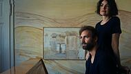 Mit diesem Bild von Robert Reiter, das hier im Hintergrund zu sehen ist, fing alles an: Eine Szene aus dem Musikvideo zu &bdquo;Silent White&ldquo; der Indierock-Band Lionlion.