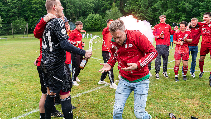 Hei&szlig; und feuchtfr&ouml;hlich zugleich war die spontane Aufstiegsfeier der SpVgg D&uuml;rrbrunn-Unterleinleiter. Hier wird Spieler Dominik D&ouml;tzer geduscht.