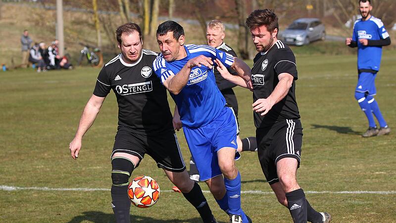Krzysztof Hajko (blaues Trikot) und der ATSV Thonberg sind nach vier Spieltagen weiterhin ungeschlagen in der A-Klasse 5 ebenso wie die SG Neufang II/Birnbaum um Andreas Göppner und Maximilian Kolb. Krzysztof Hajko (blaues Trikot) und der ATSV Thonberg sind nach vier Spieltagen weiterhin ungeschlagen in der A-Klasse 5 ebenso wie die SG Neufang II/Birnbaum um Andreas Göppner und Maximilian Kolb.