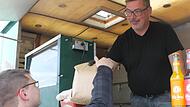 Bevor Barbecue-Gerichte wie Smoked Beef Brisket oder Pulled Pork in der braunen Papiert&uuml;te &uuml;ber die Theke gehen k&ouml;nnen, ist im Foodtruck von Michael Gr&ouml;schel (rechts) eine Menge Vorarbeit n&ouml;tig. Wom&ouml;glich wird er demn&auml;chst auch seine speziellen Br...