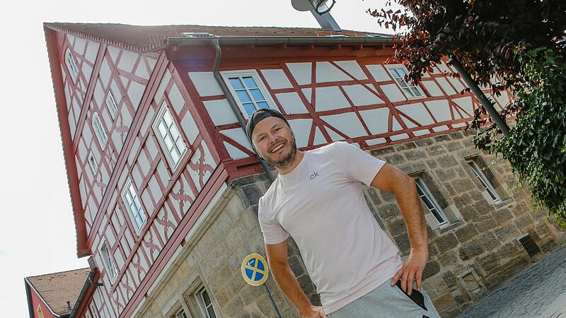 Kaum jemand habe an seine Vision geglaubt: Florian Eichinger baute die historische Scheune im Krottental 12 in ein modernes Wohnhaus um. Der FT blickt hinter die Fassade der beeindruckenden Sanierung mitten in Forchheim – die Eichinger ohne Förderung  schultern musste.Forchheim & Fränkische Schweiz