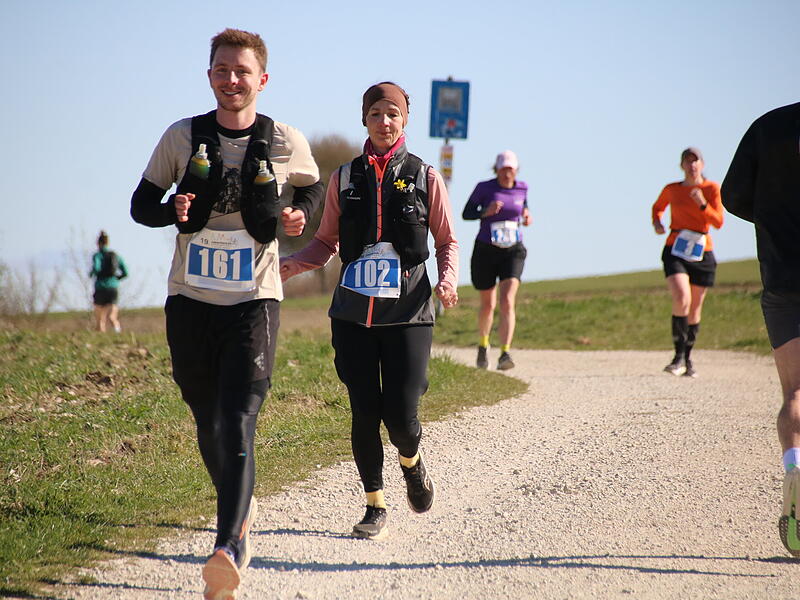 Strahlender Sonnenschein, aber nur niedrige Plusgrade erwartete die L&auml;ufer beim 19. Obermain-Marathon rund um Bad Staffelstein. Die Marathon-Strecke f&uuml;hrte wieder an den beiden Wahrzeichen der Kurstadt, dem Kloster Banz und der Basilika Vierzehnheiligen vorbei.