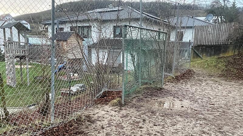 Der Zaun des Bolzplatzes am Singberg hat dringenden Sanierungsbedarf.