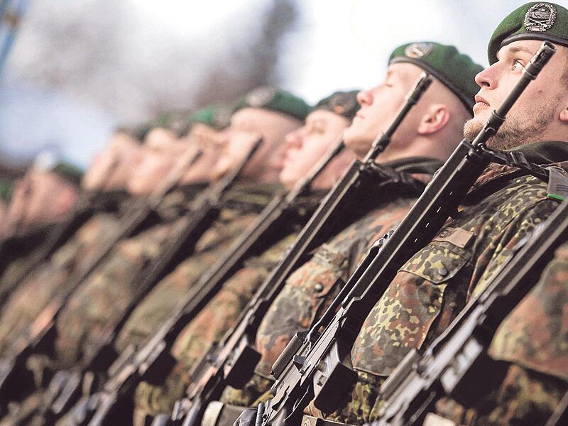 Deutsche Soldaten in Reih und Glied: Das stößt in Frankreich und Polen noch immer auf Bedenken. Vor allem, wenn nun massiv aufgerüstet wird. Deutsche Soldaten in Reih und Glied: Das stößt in Frankreich und Polen noch immer auf Bedenken. Vor allem, wenn nun massiv aufgerüstet wird.