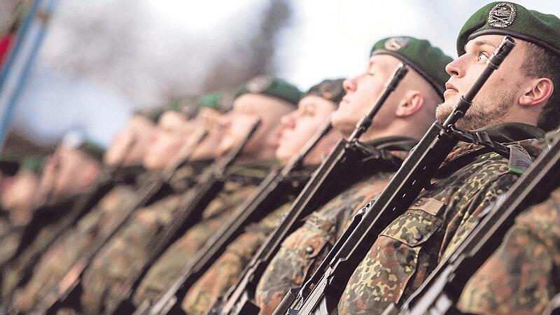 Deutsche Soldaten in Reih und Glied: Das stößt in Frankreich und Polen noch immer auf Bedenken. Vor allem, wenn nun massiv aufgerüstet wird. Deutsche Soldaten in Reih und Glied: Das stößt in Frankreich und Polen noch immer auf Bedenken. Vor allem, wenn nun massiv aufgerüstet wird.