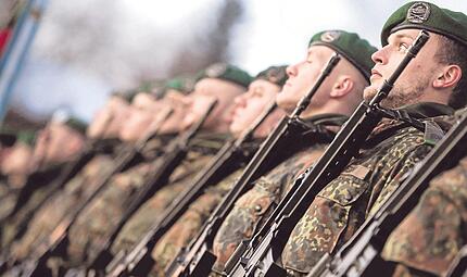 Deutsche Soldaten in Reih und Glied: Das st&ouml;&szlig;t in Frankreich und Polen noch immer auf Bedenken. Vor allem, wenn nun massiv aufger&uuml;stet wird.