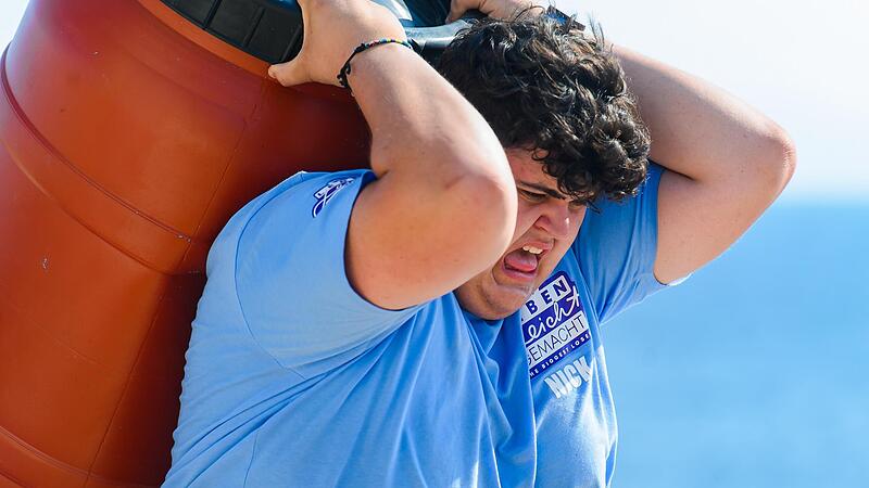Ganz sch&ouml;n anstrengend: Nicklas Giehl schleppt auf Naxos ein Wasserfass zum Strand, um daraus ein Flo&szlig; zu bauen.Forchheim & Fr&auml;nkische Schweiz