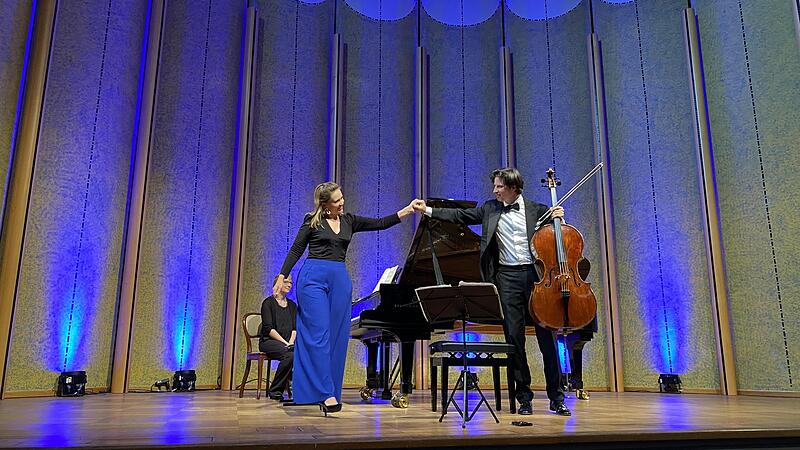 Der Cellist Daniel M&uuml;ller-Schott und die Pianistin Annika Treutler beim Kissinger Sommer im Rossini-Saal