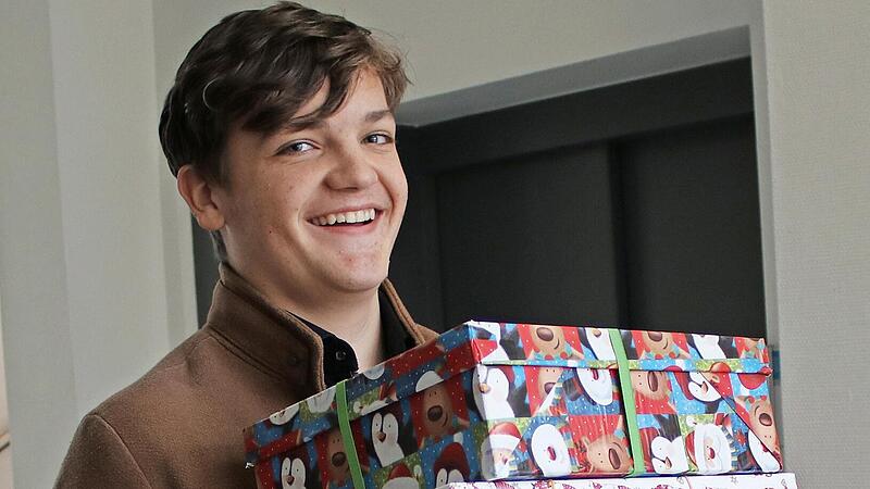 Liebevoll gepackte und weihnachtlich verzierte Schuhkartons sind auf dem Weg in den Lastwagen.