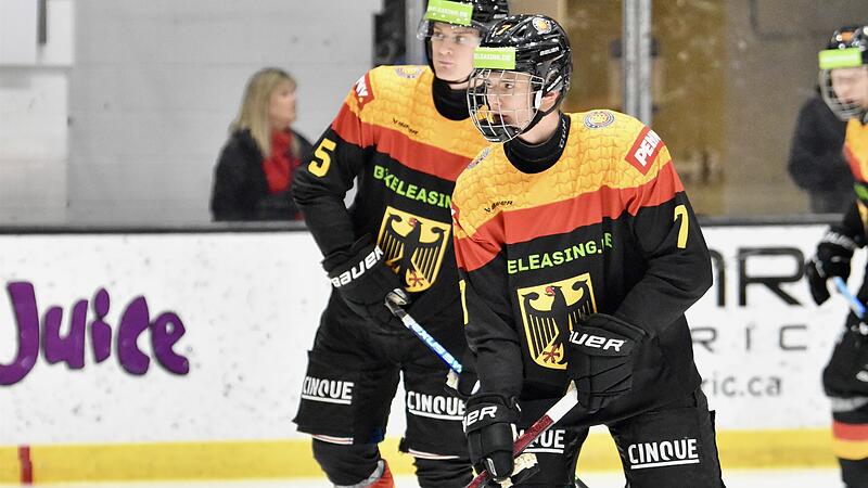 Carlos H&auml;ndel (vorne, hier im deutschen Nationaltrikot) wurde von den Montreal Canadians im NHL-Draft ausgew&auml;hlt.