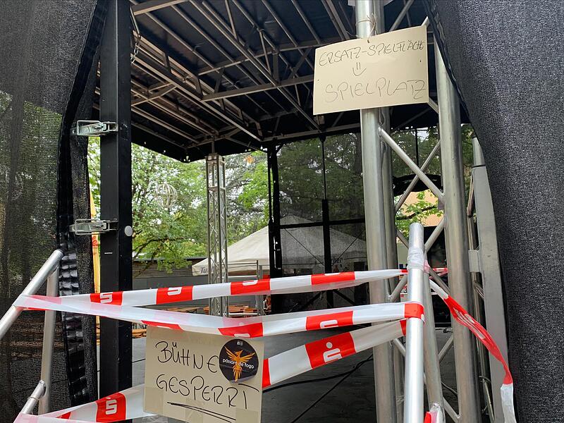 B&uuml;hne beim Samba-Festival in Coburg gesperrt! Ein Schild (rechts oben) weist darauf hin, dass die Gruppen nebenan auf dem Spielplatz im Prinzengarten auftreten m&uuml;ssen.
