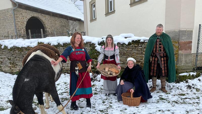 Im Juni gibt es ein riesiges Historienspektakel in Horhausen. Dann lassen nicht nur ausw&auml;rtige Marketender, sondern vor allem 130 gewandete Laiendarstellerinnen und Darsteller die Geschichte Horhausens aufleben. Hier haben sich ein paar Einwohner ...