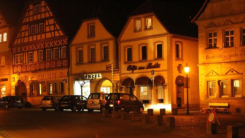 Statt gegen die Corona-Ma&szlig;nahmen zu demonstrieren wird im Bereich des Eberner Marktplatzes (Archivbild) nun zu einem &ouml;kumenischen Gottesdienst aufgerufen. Beide Kirchen wollen damit ein Zeichen setzen und der an / wegen Corona Verstorbenen gedenken.