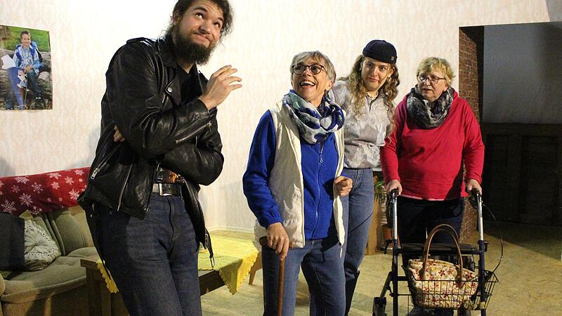 Proben in Geroda: Die Theatergruppe Geroda-Platz &uuml;bt f&uuml;r die Vorstellung "Bankraub mit Rollator" im November.