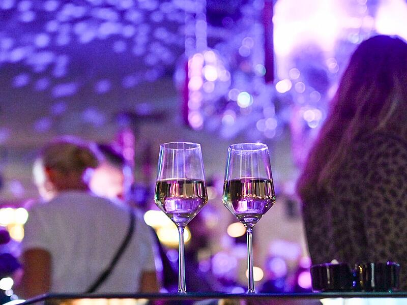 Zwei Gl&auml;ser stehen unbeaufsichtigt auf einem Tisch im Club