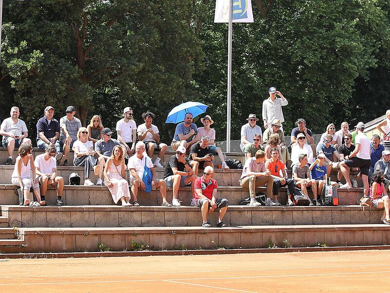 Knapp 400 Zuschauer sahen bei br&uuml;tender Hitze das Juniorenfinale am Sonntag mittag auf dem Center Court des TC Bamberg.