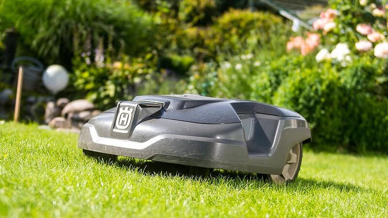 Unser Technik-Experte ist mit seinem Mähroboter – hier ein Symbolbild – sehr zufrieden.