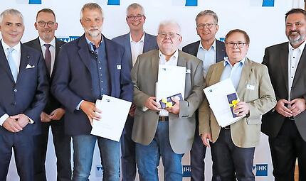 (V. l.) IHK-Pr&auml;sident Michael Waasner, IHK-Hauptgesch&auml;ftsf&uuml;hrer Wolfram Brehm, Christoph P&ouml;hlmann, Michael von Hertell (Leiter Berufliche Bildung), Pr&uuml;fer Fred Wunder, IHK-Vizepr&auml;sident Hans Rebhan, Pr&uuml;fer Alfred Fiedler und der stellv. Landrat Mi...