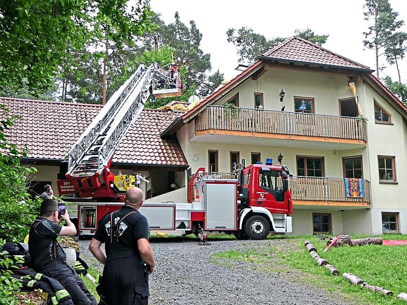 In diesem etwas abgelegenen Wohnhaus in Eltmann brach am Dienstagvormittag ein Dachstuhlbrand aus. Christian Licha In diesem etwas abgelegenen Wohnhaus in Eltmann brach am Dienstagvormittag ein Dachstuhlbrand aus. Christian Licha