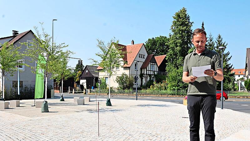 Der Platz vor dem Rathaus ist fast doppelt so groß geworden. Außerdem ist ein altes, heruntergekommenes Haus gewichen. Robert Bosch freut sich bei der Einweihung über die neue Ortsmitte.Sonny Adam Der Platz vor dem Rathaus ist fast doppelt so groß geworden. Außerdem ist ein altes, heruntergekommenes Haus gewichen. Robert Bosch freut sich bei der Einweihung über die neue Ortsmitte.Sonny Adam