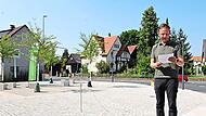 Der Platz vor dem Rathaus ist fast doppelt so gro&szlig; geworden. Au&szlig;erdem ist ein altes, heruntergekommenes Haus gewichen. Robert Bosch freut sich bei der Einweihung &uuml;ber die neue Ortsmitte.Sonny Adam