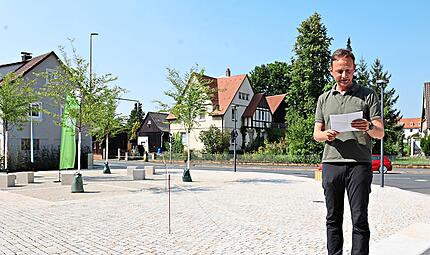 Der Platz vor dem Rathaus ist fast doppelt so groß geworden. Außerdem ist ein altes, heruntergekommenes Haus gewichen. Robert Bosch freut sich bei der Einweihung über die neue Ortsmitte.Sonny Adam Der Platz vor dem Rathaus ist fast doppelt so groß geworden. Außerdem ist ein altes, heruntergekommenes Haus gewichen. Robert Bosch freut sich bei der Einweihung über die neue Ortsmitte.Sonny Adam