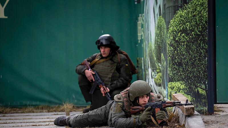 Ukrainische Soldaten beziehen Stellung in der Innenstadt von Kiew.