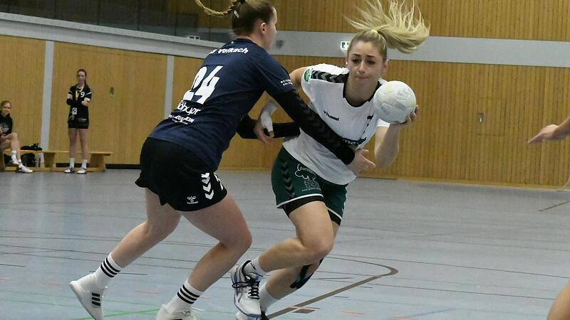 Theresa Kleinhenz (rechts) musste zwischenzeitlich mit einer Verletzung vom Feld, kam aber sp&auml;ter wieder zur&uuml;ck und steuerte immerhin drei Treffer zum 19:17-Heimsieg gegen die HSG Mainfranken bei.