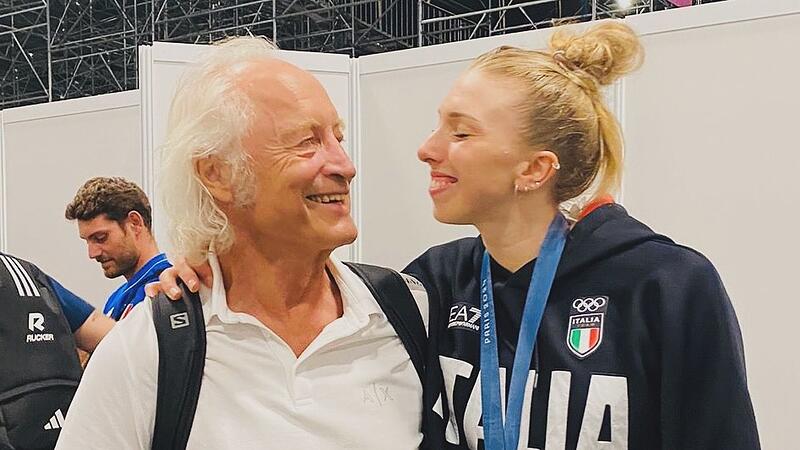 Sarah Luisa Fahr strahlt mit ihrem Gro&szlig;vater Gerhard Hildner.