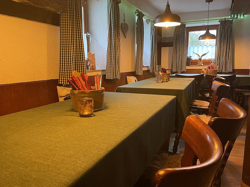 Von den Felldecken bis zum Dekogeweih ist das Adler's Altbayern in Herzogenaurach im bayerischen Landhausstil eingerichtet.