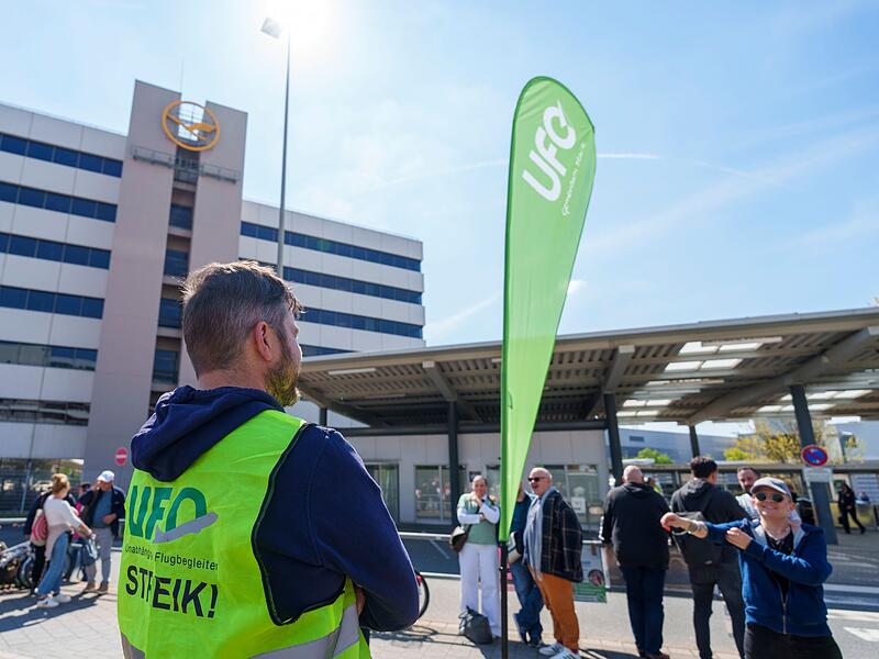 Festakt 100 Jahre Lufthansa und ganzt&auml;giger Streik des Kabinenpe