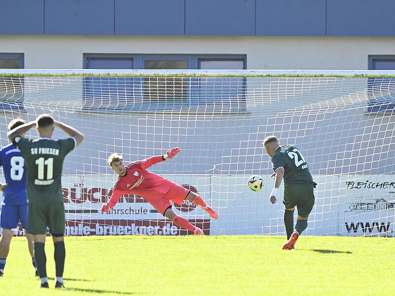 Rico Nassel verlädt den Mönchrödener Keeper Connor Seibt vom Elfmeterpunkt. Rico Nassel verlädt den Mönchrödener Keeper Connor Seibt vom Elfmeterpunkt.